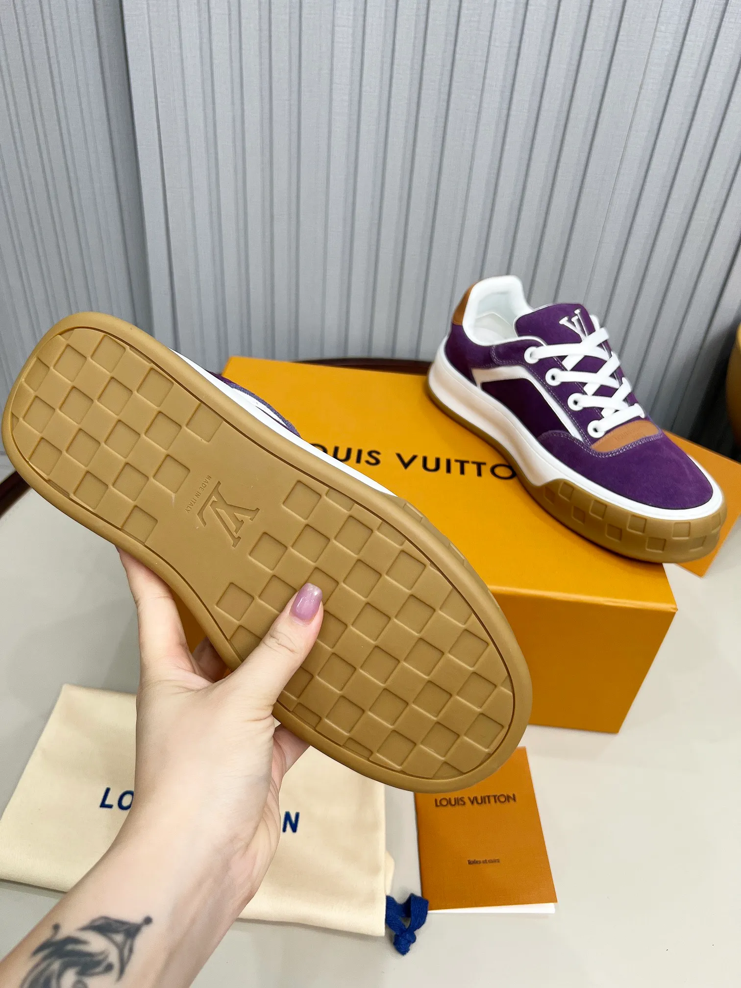 p620💰Men's shoes ❤️❤️❤️Top version LV-Louis Vuitton-Classic catwalk new style Air glue process·Original 1:1 development and reproduction! ! The upper foot is very comfortable. It is made of luxurious materials and fine workmanship. The midsole is printed with English letters "Made in Europe". The upper is made of calfskin imported from Italy. The side is decorated with the brand's LOGO and signature. The latest latex foot pads and mesh lining make the foot feel super comfortable. The original two-color TPU combination outsole is specially provided by the original factory. Bag technology Goodyear stitched edges Fabric: Exclusive custom first-layer cowhide Accessories: Exclusive private model Vuitton logo, lining: Customized silk mesh lining - first-layer silk cowhide lining Outsole: TPU combination outsole wear-resistant, non-slip and anti-yellowing Foot pads: new latex pads-mesh sweat-absorbent Counter technology: fully computerized sewing machine wire drawing Toe box back cover Hot and cold shaping Full set of pull-top last with medium and low logo pattern Code number 39-45